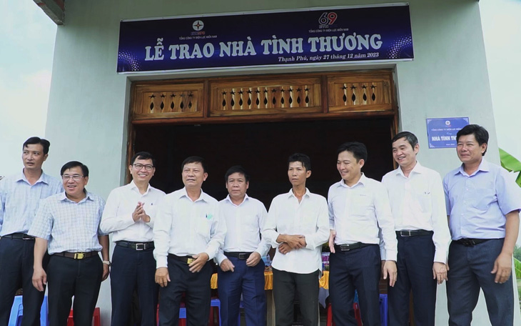 Trao ‘Nhà đồng đội’ cho sĩ quan gặp khó khăn về nhà ở - Ảnh 2.