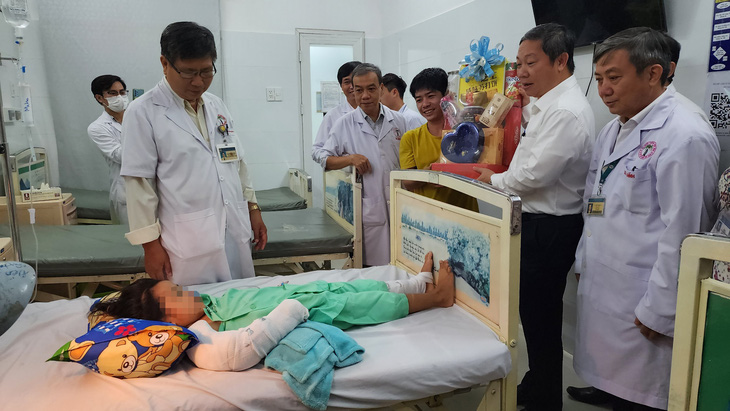 Phó chủ tịch UBND TPHCM Dương Anh Đức đến thăm, động viên bé gái 5 tuổi từng đứt lìa cánh tay phải sau tai nạn - Ảnh: H.Y.