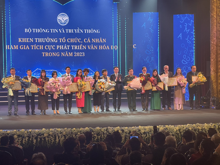 Trưởng Văn phòng đại diện báo Tuổi Trẻ tại Hà Nội Đỗ Thị Ngọc Hà (thứ ba từ trái sang) nhận bằng khen của Bộ Thông tin và Truyền thông trao cho báo Tuổi Trẻ - Ảnh: BTC