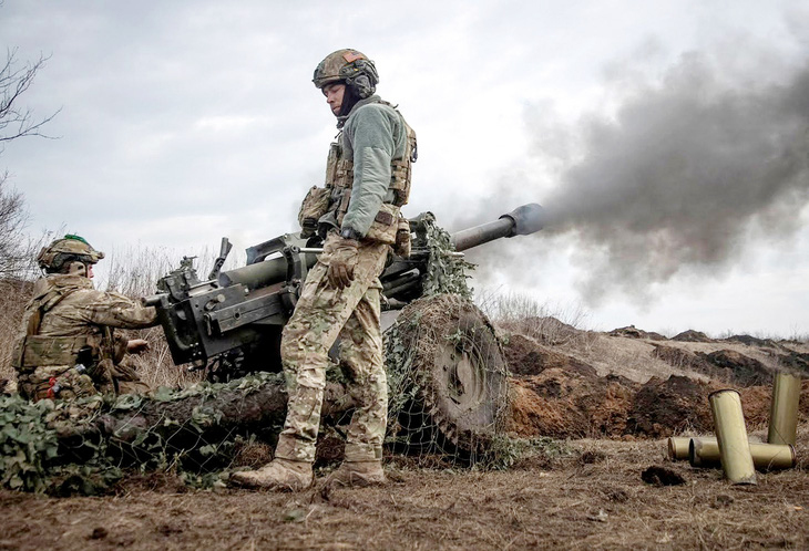 Quân nhân Ukraine bắn pháo M119 ở tiền tuyến, gần thành phố Bakhmut, Ukraine vào ngày 10-3-2023 - Ảnh: Reuters