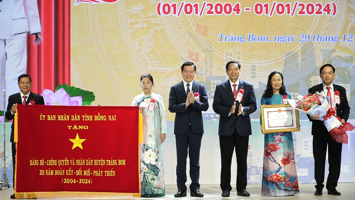 Huyện Trảng Bom được UBND tỉnh Đồng Nai trao tặng bức trướng và bằng khen nhân dịp Kỷ niệm 20 năm thành lập - Ảnh: CHÍ KIÊN