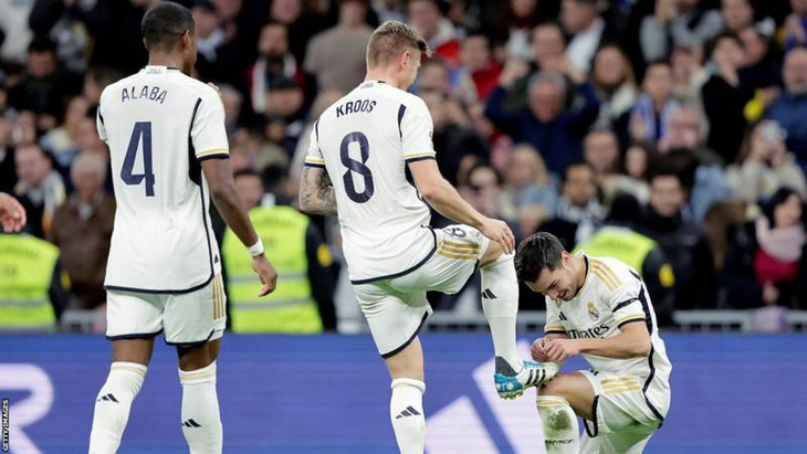 Các cầu thủ Real Madrid ăn mừng chiến thắng để trở lại ngôi đầu bảng La Liga - Ảnh: Getty