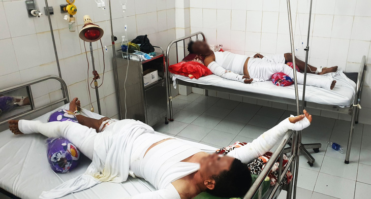 Nổ ghe lưới ghẹ ở Cà Mau, ba người bỏng nặng