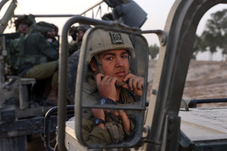 Binh sĩ Israel tại khu vực gần biên giới với Dải Gaza ngày 26-11 - Ảnh: AFP