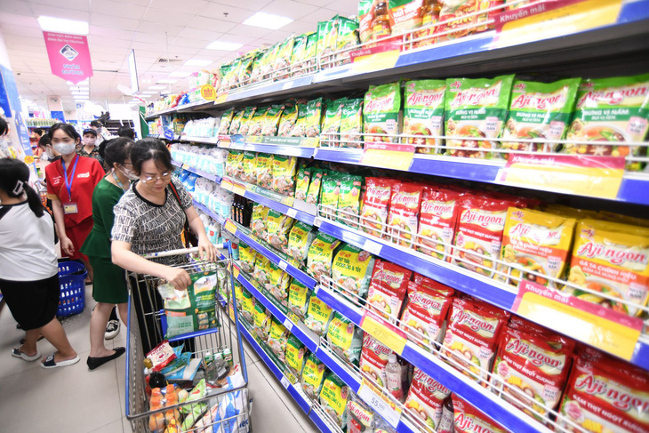 Người dân mua sắm ở siêu thị - Ảnh: QUANG ĐỊNH