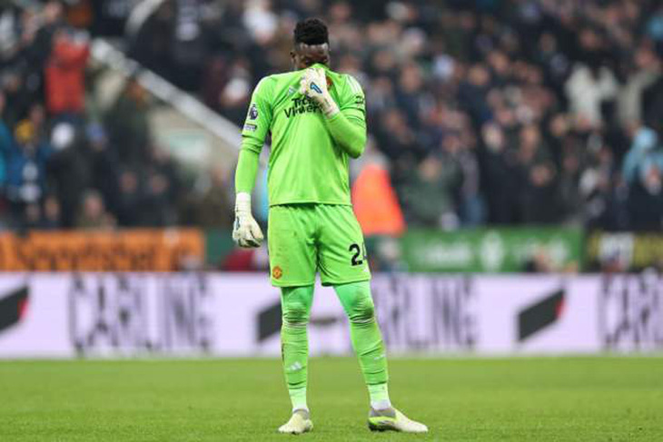 Thủ môn Andre Onana thất vọng sau khi Manchester United thất bại trước Newcastle - Ảnh: Getty