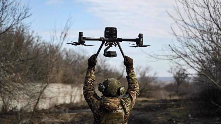 Một quân nhân Ukraine điều khiển máy bay không người lái để phát hiện các vị trí của Nga gần thành phố Bakhmut, vùng Donbass - Ảnh AFP