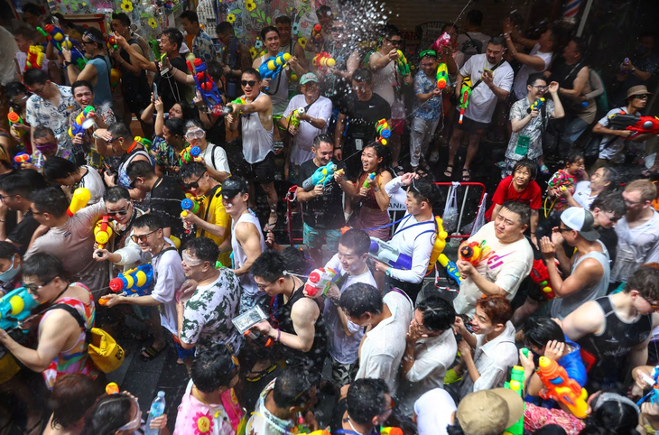 Người dân và du khách tham dự lễ hội té nước Songkran ở thủ đô Bangkok, Thái Lan vào ngày 13-4-2023 - Ảnh: REUTERS