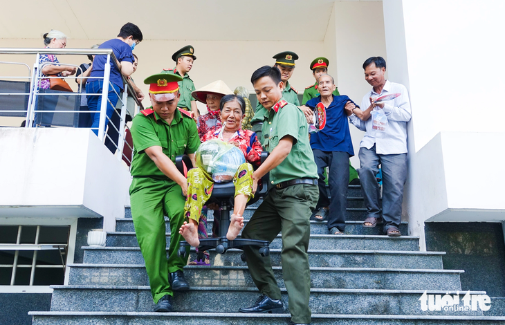 Đoàn viên, thanh niên Công an tỉnh Kiên Giang hỗ trợ người khuyết tật, người khiếm khuyết đi khám bệnh, lãnh quà 