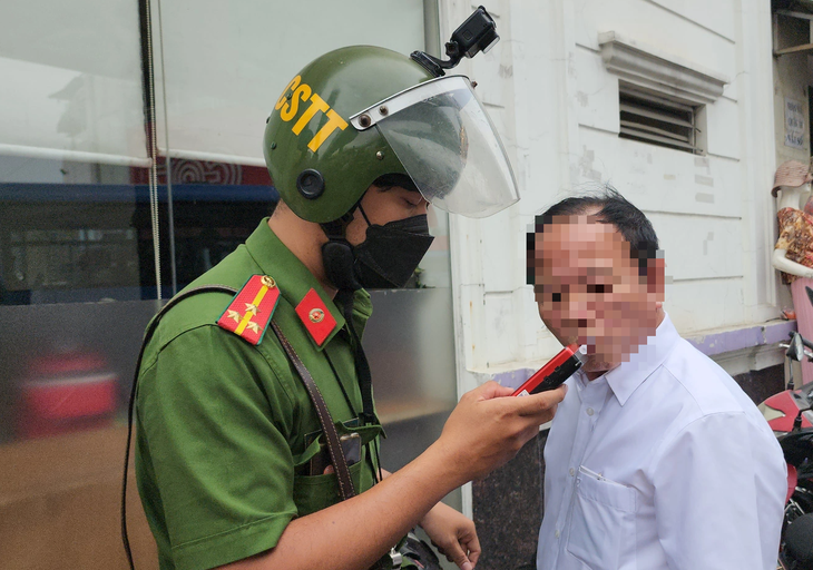 Cảnh sát ở TP.HCM đo nồng độ cồn vào ban ngày - Ảnh: MINH HÒA