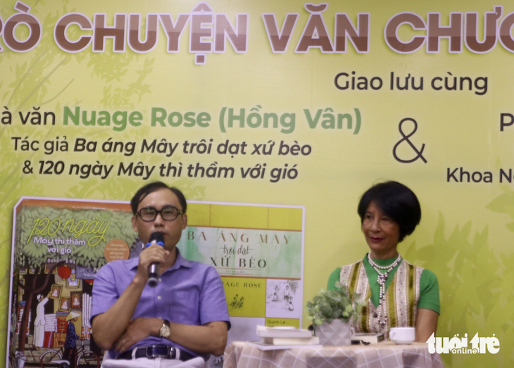PGS.TS Phạm Văn Quang chia sẻ về các tác phẩm văn học Việt Nam viết bằng tiếng Pháp - Ảnh: HỒ LAM