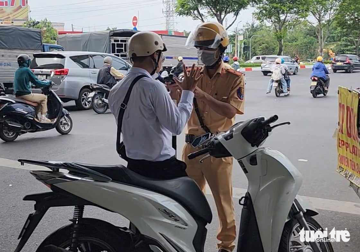 Lực lượng cảnh sát giao thông TP.HCM kiểm tra nồng độ cồn ban ngày - Ảnh: MINH HÒA