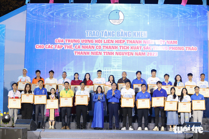 200 cá nhân, tập thể cũng được vinh danh, nhận bằng khen của Trung ương Hội Liên hiệp Thanh niên Việt Nam ở dịp này - Ảnh: CÔNG TRIỆU