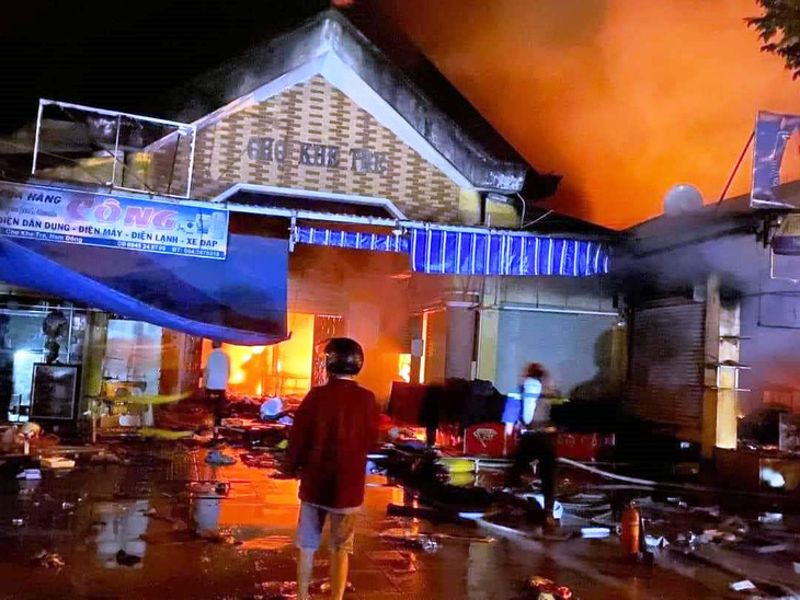 Cháy lớn ở chợ Khe Tre (huyện Nam Đông, Thừa Thiên Huế) - Ảnh: T.Q.