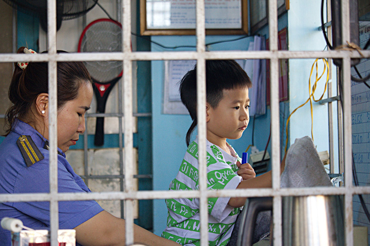 Giây phút hiếm hoi chị Nguyễn Thị Hiền đang làm nhiệm vụ được bà ngoại bế con ghé thăm