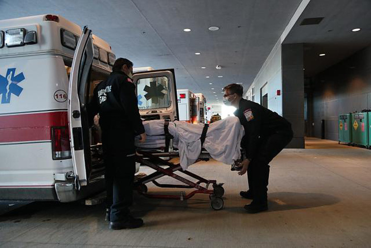 Các nhân viên y tế chuyển bệnh nhân từ xe cứu thương vào Trung tâm Y tế UMass Memorial ở Worcester - Ảnh: THE BOSTON GLOBE