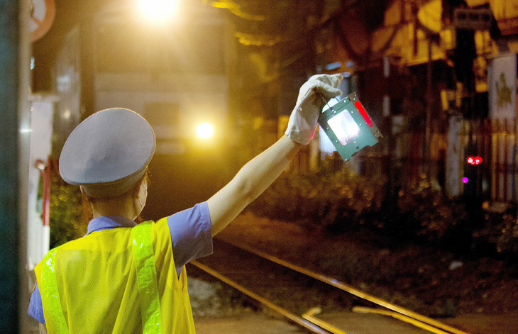 Những ngọn đèn không bao giờ tắt của nhân viên gác chắn tàu đêm báo hiệu an toàn giao thông đường sắt