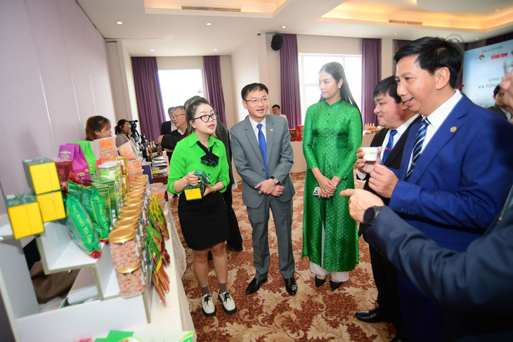 Ông Đặng Quang Tú (chủ tịch UBND TP Đà Lạt, thứ hai từ trái sang) giới thiệu với khách mời những đặc sản nổi bật do nông dân Đà Lạt sản xuất - Ảnh: Q.ĐỊNH