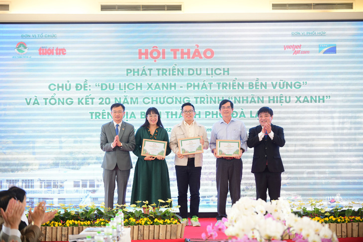Ông Đặng Quang Tú (chủ tịch UBND TP Đà Lạt, thứ hai từ trái sang) giới thiệu với khách mời những đặc sản nổi bật do nông dân Đà Lạt sản xuất - Ảnh: Q.ĐỊNH