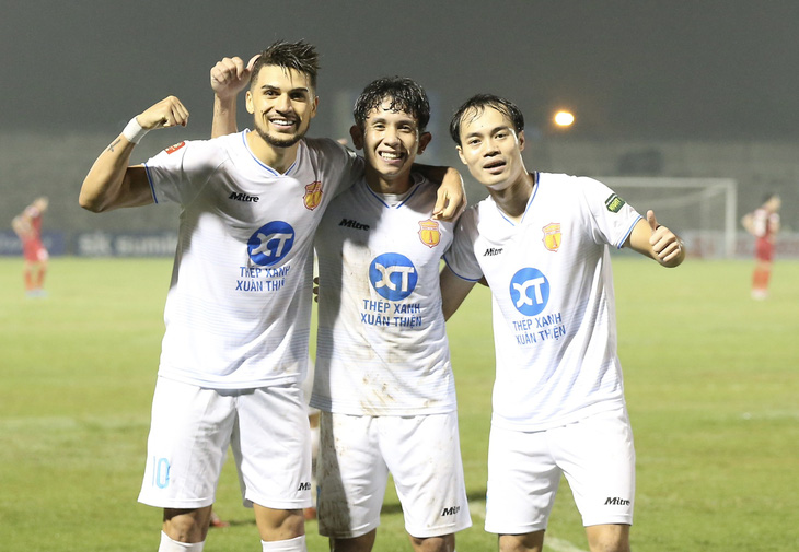 CLB Nam Định duy trì vị trí dẫn đầu V-League 2023 - 2024 sau 4 trận toàn thắng - Ảnh: HOÀNG TUẤN