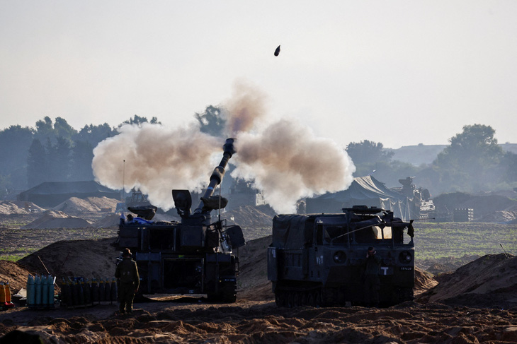 Israel nã pháo về phía Hamas ở Gaza, ngày 2-12 - Ảnh: REUTERS