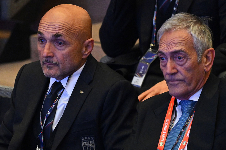HLV tuyển Ý Luciano Spalletti (trái) tham dự lễ bốc thăm Euro 2024 hôm 3-12 - Ảnh: UEFA