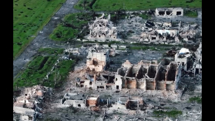 Một phần Maryinka ở vùng Donetsk bị phá hủy - Ảnh: REUTERS