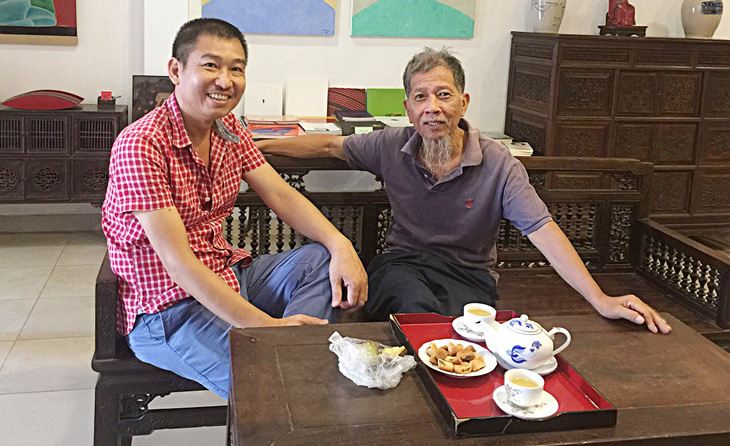 Nguyễn Huy Thiệp và Lê Thiết Cương tại nhà của họa sĩ năm 2017  - Ảnh: NVCC