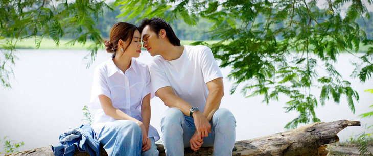 Nhan Phúc Vinh (vai Phong) và Hoàng Thùy Linh (vai Yến) trong phim Không ngại cưới chỉ cần một lý do - Ảnh: ĐPCC