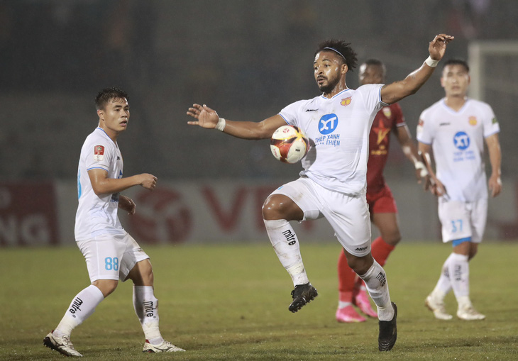 Tiền đạo Rafaelson (phải) của CLB Nam Định đang dẫn đầu danh sách Vua phá lưới V-League với hiệu suất 5 bàn sau 4 trận - Ảnh: HOÀNG TUẤN