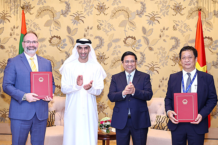 Thủ tướng Phạm Minh Chính tiếp lãnh đạo Bộ Ngoại thương UAE (thứ hai từ trái sang) và lãnh đạo các doanh nghiệp, quỹ đầu tư lớn của UAE vào ngày 3-12 - Ảnh: NHẬT BẮC