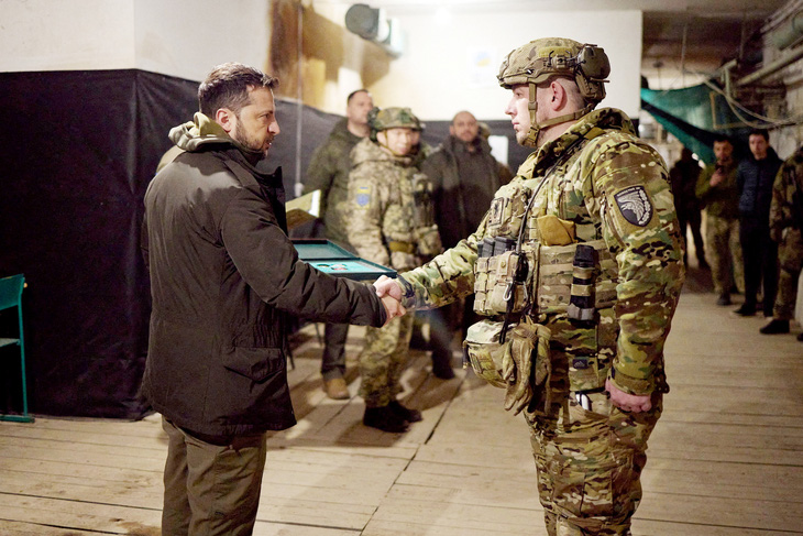 Tổng thống Ukraine Volodymyr Zelensky trao thưởng cho một binh sĩ trong chuyến thị sát tiền tuyến ở Kharkov vào ngày 30-11 - Ảnh: REUTERS