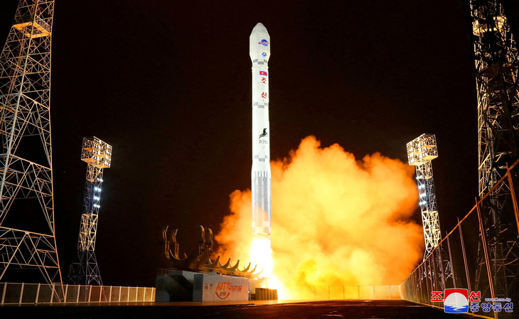 Tên lửa mang theo vệ tinh trinh sát Malligyong-1 phóng ở tỉnh Bắc Gyeongsang, Triều Tiên, ngày 21-11 - Ảnh: KCNA