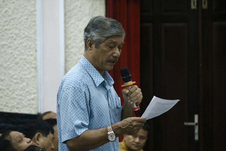 Ông Trần Việt Trung, cử tri phường Trường Thọ, đề cập vấn đề nồng độ cồn tại hội nghị - Ảnh: KHẮC HIẾU