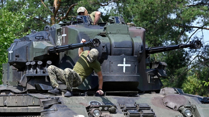 Quân nhân Ukraine tại buổi huấn luyện pháo phòng không tự hành Flakpanzer Gepard do Đức sản xuất, ở vùng Kiev, ảnh chụp tháng 7-2023 - Ảnh: AFP