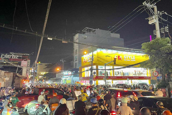Hàng trăm xe kẹt cứng tại đường Nguyễn Gia Trí và Ung Văn Khiêm tối 23-10-2023 - Ảnh: LÊ PHAN