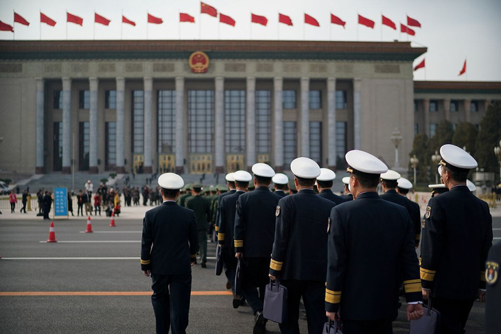 Các đại biểu quân đội Trung Quốc đi qua quảng trường Thiên An Môn ở Bắc Kinh - Ảnh: GETTY IMAGES