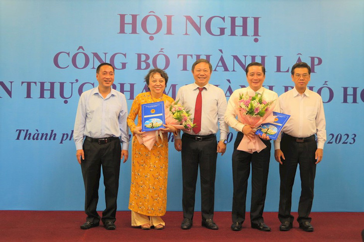 Lãnh đạo TPHCM trao quyết định và tặng hoa chúc mừng tập thể lãnh đạo Sở An toàn thực phẩm TPHCM - Ảnh: hcmcpv.org.vn