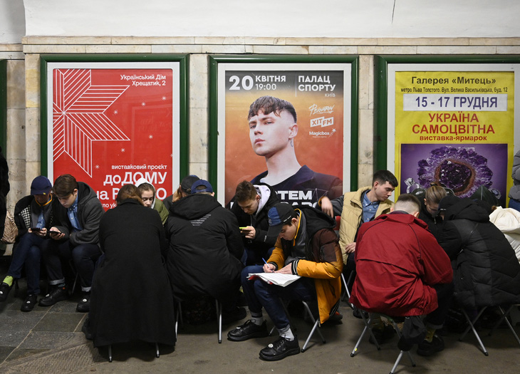 Người dân ở Kiev xuống hầm trú ẩn ngày 29-12 - Ảnh: AFP