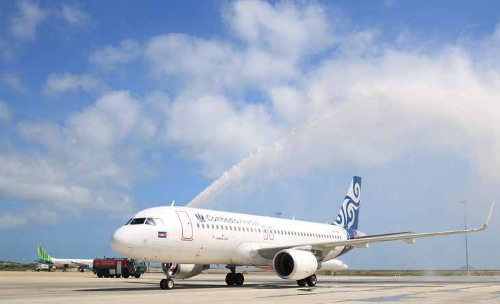 Máy bay hãng Cambodia Airways hạ cánh xuống sân bay Cam Ranh sáng 29-12 - Ảnh: Cảng hàng không quốc tế Cam Ranh