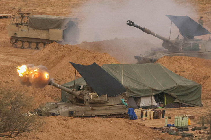 Một khẩu pháo tự hành của quân đội Israel bắn đạn từ một vị trí gần biên giới với Dải Gaza ở miền nam Israel vào ngày 28-12-2023 - Ảnh: AFP