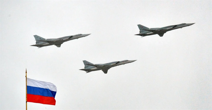 Tháng 6-2023, các tiêm kích Typhoon của Anh được điều động để đánh chặn máy bay ném bom Tupolev Tu-22M của Nga - Ảnh: AFP
