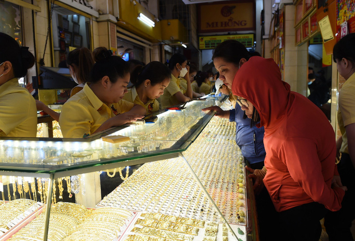 Sau hàng loạt thông điệp mạnh mẽ từ cơ quan quản lý, chênh lệch giá mua - bán vàng đã giảm 7 triệu đồng/lượng - Ảnh: TỰ TRUNG