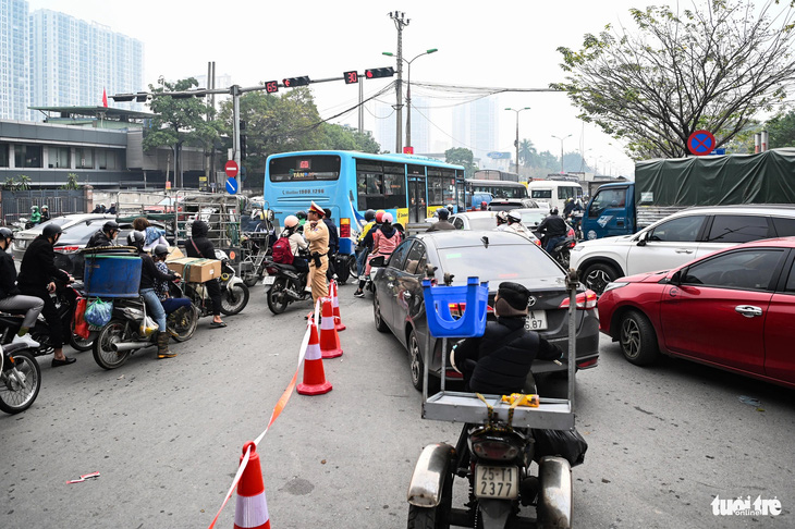 Lượng xe tiếp tục tăng vọt khiến cảnh sát giao thông phải tạm cấm xe từ Hoàng Liệt đi thẳng qua ngã tư để vào vành đai 3. Tài xế được hướng dẫn rẽ phải sang Ngọc Hồi rồi vòng ngược lại ở điểm quay đầu