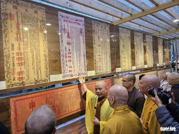 Các văn bản Hán Nôm có giá trị liên quan đến sự hình thành thiền phái Liễu Quán có niên đại trải dài từ cuối thế kỷ 17 đến nửa cuối thế kỷ 20 được đưa ra trưng bày - Ảnh: ĐẠI NỘI