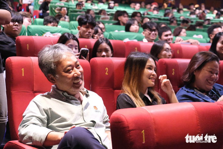 Đạo diễn Nguyễn Quang Dũng thích thú thưởng thức phim do sinh viên tự sản xuất - Ảnh: NGỌC PHƯỢNG