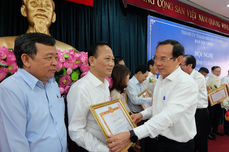 Bí thư Thành ủy TP Nguyễn Văn Nên trao bằng khen cho các cơ quan, đơn vị có thành tích xuất sắc trong công tác nội chính năm 2023 - Ảnh: TIẾN LONG