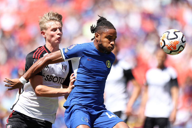 Nkunku (phải) trở lại giúp Chelsea tấn công hiệu quả hơn - Ảnh: Reuters