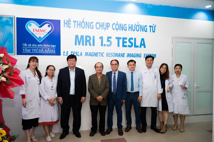 Các lãnh đạo cùng những y bác sĩ hào hứng tại lễ khai trương hệ thống máy chụp cộng hưởng từ (MRI) – 1.5 Tesla - Ảnh: BVCC