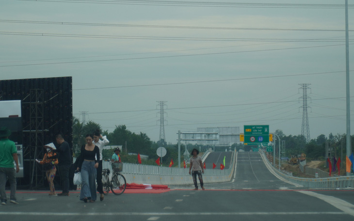Cao tốc Mỹ Thuận - Cần Thơ đã thông xe hai chiều, người dân đi lại ra sao?